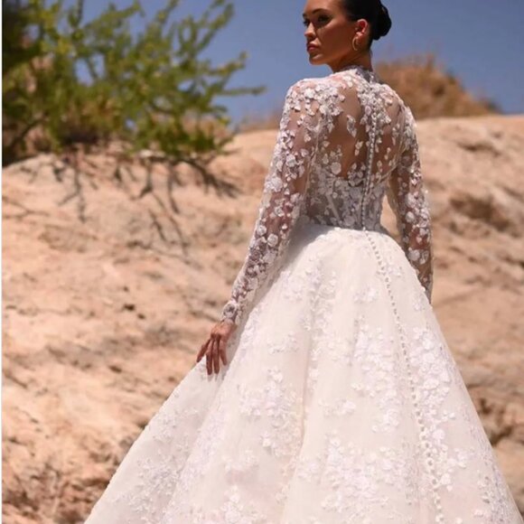 SOLD Beautiful Martina Liana Wedding Dress - Style #1517 (Ivory) - Picture 10 of 12